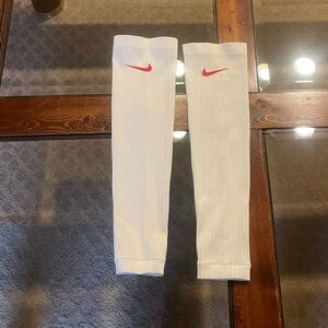 “Nike” White Aeroswift Arm Sleeves